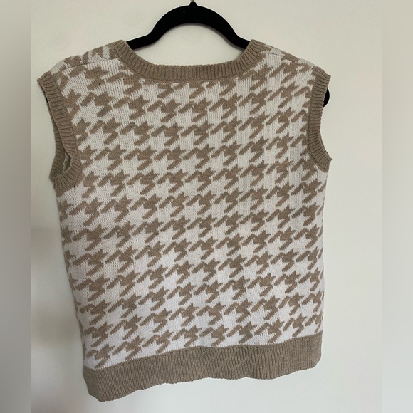 Jessica Simpson V Neck Vest Sweater - Picture 2 of 2